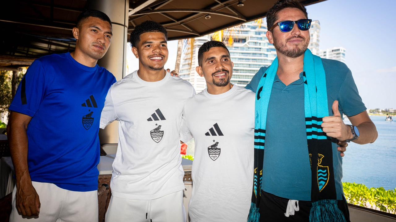 CANCÚN FC CAUTIVA A LA AFICIÓN EN FIRMA DE AUTÓGRAFOS EN MARINA PUERTO CANCÚN