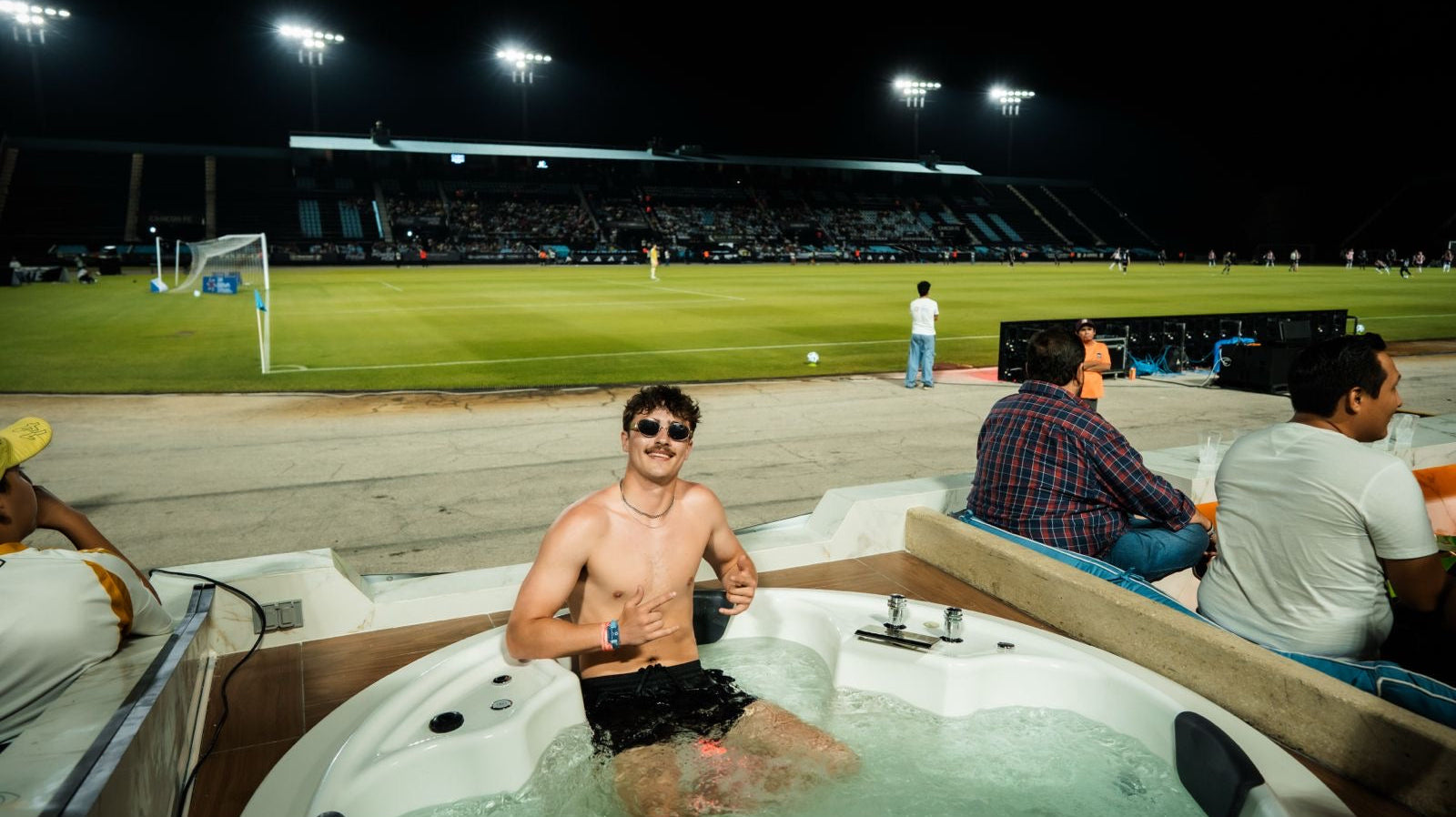 CANCÚN FC REVOLUCIONA LA EXPERIENCIA DEL FÚTBOL CON SU 'JACUZZI BOX' VIP EN EL 'ANDRÉS QUINTANA ROO'