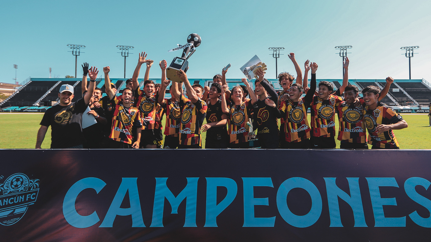 LEONES NEGROS DE LA UNIVERSIDAD DE GUADALAJARA, CAMPEÓN DE LA ‘COPA CANCÚN FC’