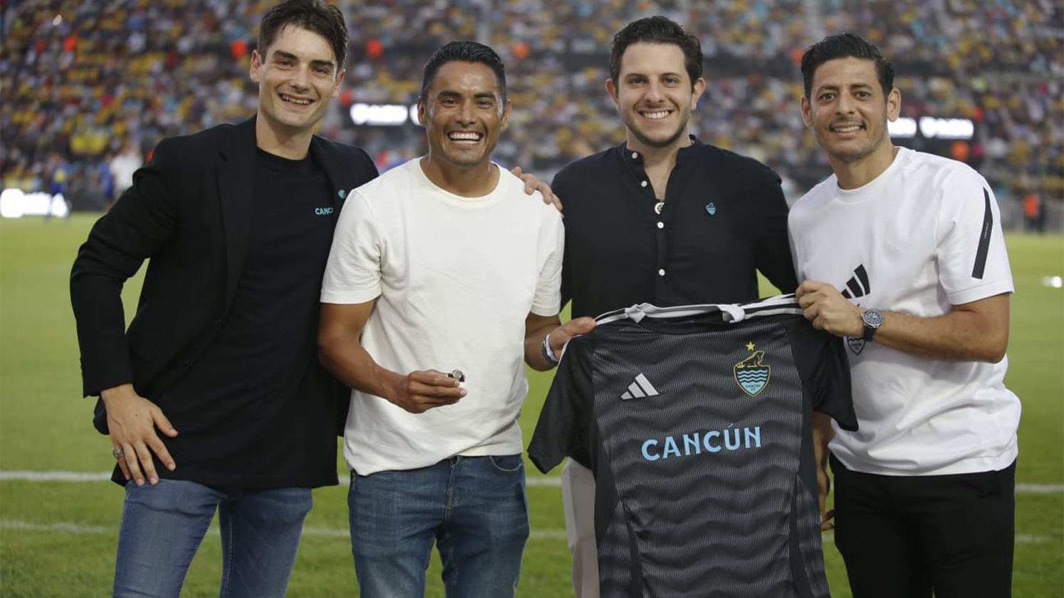CANCÚN FC DISTINGUE A ‘GALLITO’ VÁZQUEZ CON ANILLO DE CAMPEÓN DE CAMPEONES