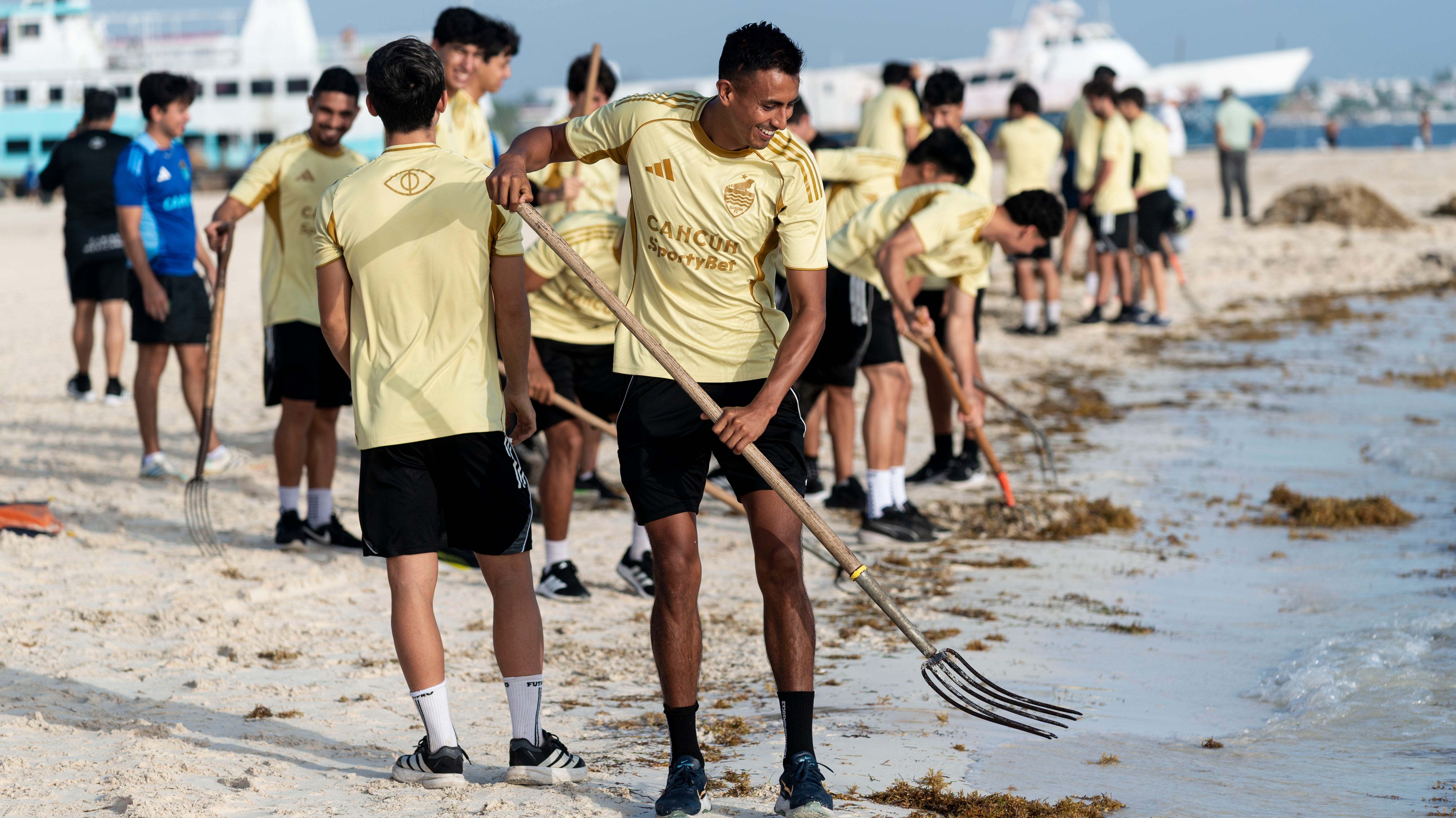 CANCÚN FC ‘JUEGA’ POR EL MEDIO AMBIENTE CON JORNADA DE LIMPIEZA EN PLAYA LANGOSTA
