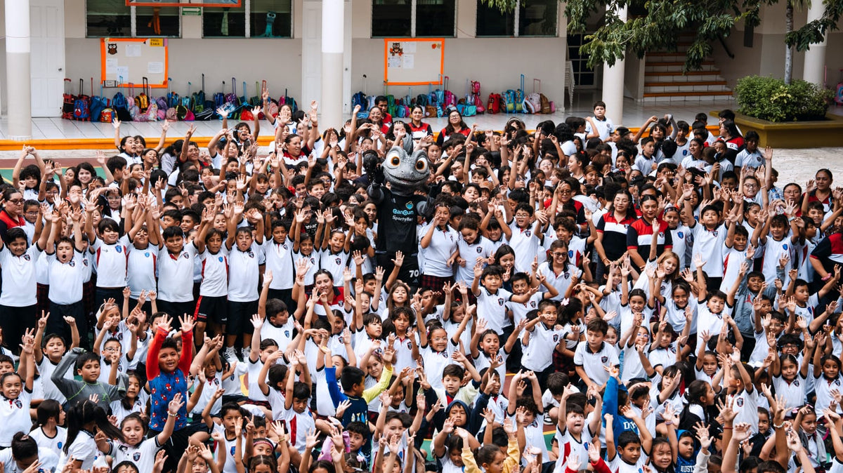 'TOLO' CAMBIA LA CANCHA POR LAS AULAS Y CONQUISTA CORAZONES EN EL COLEGIO BOSTON