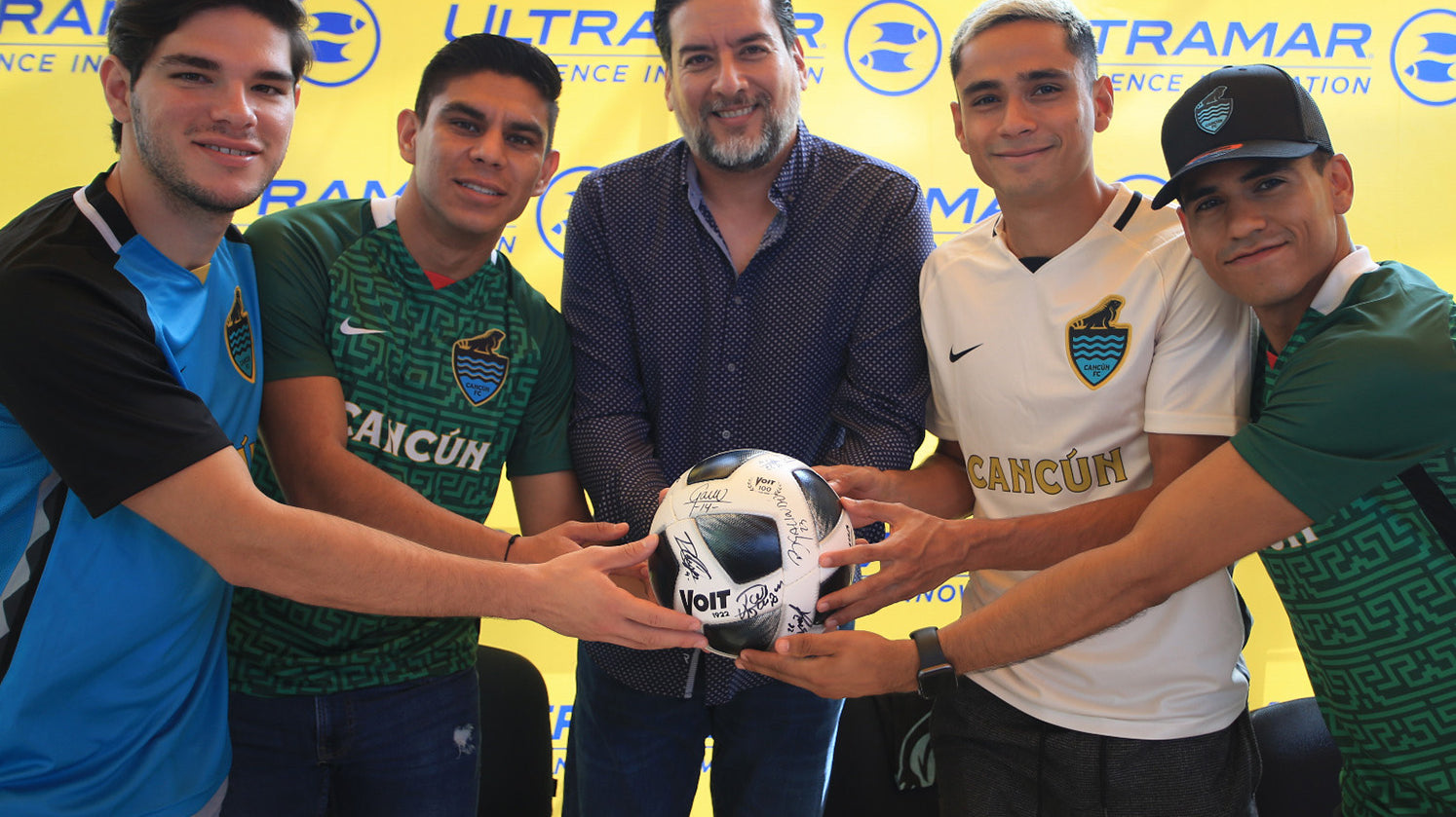 CANCÚN FC CELEBRA FIRMA DE AUTÓGRAFOS EN ULTRAMAR FERRY