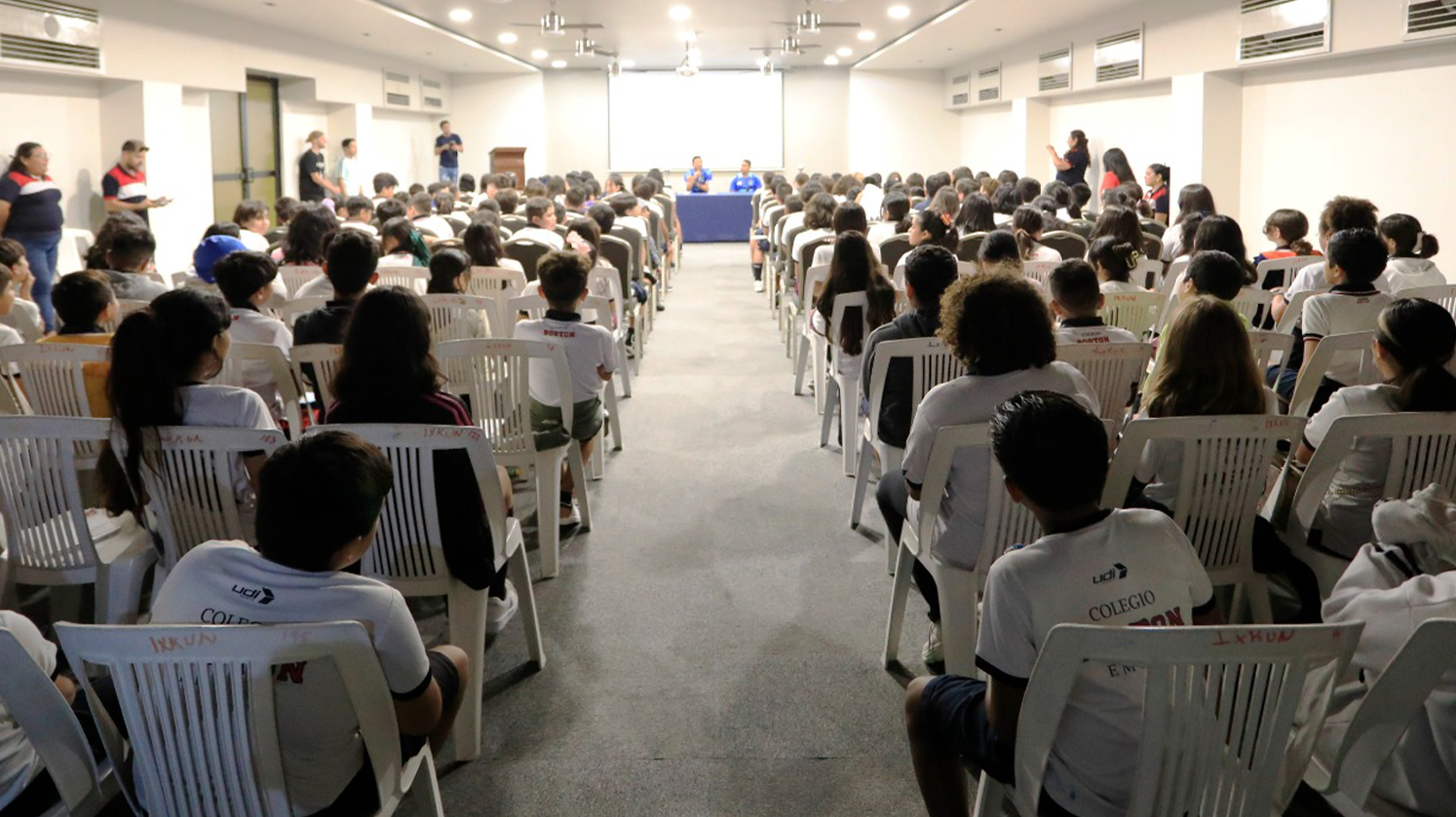CANCÚN FC CONVIVE CON ALUMNOS DEL COLEGIO BOSTON