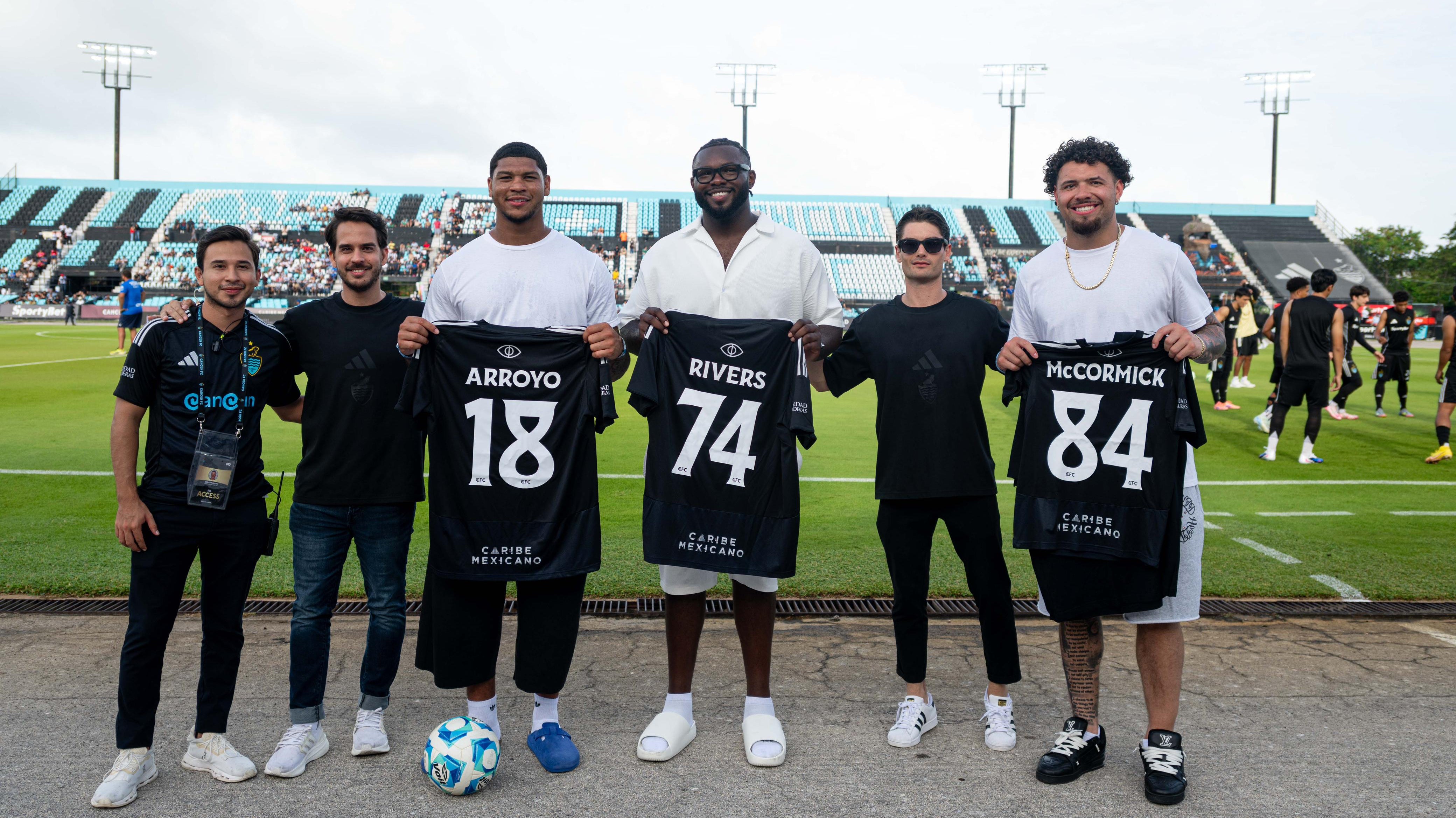 CANCÚN FC RECONOCE A ELIJAH ARROYO, ORGULLO CANCUNENSE Y CAMPEÓN DE LA NFL