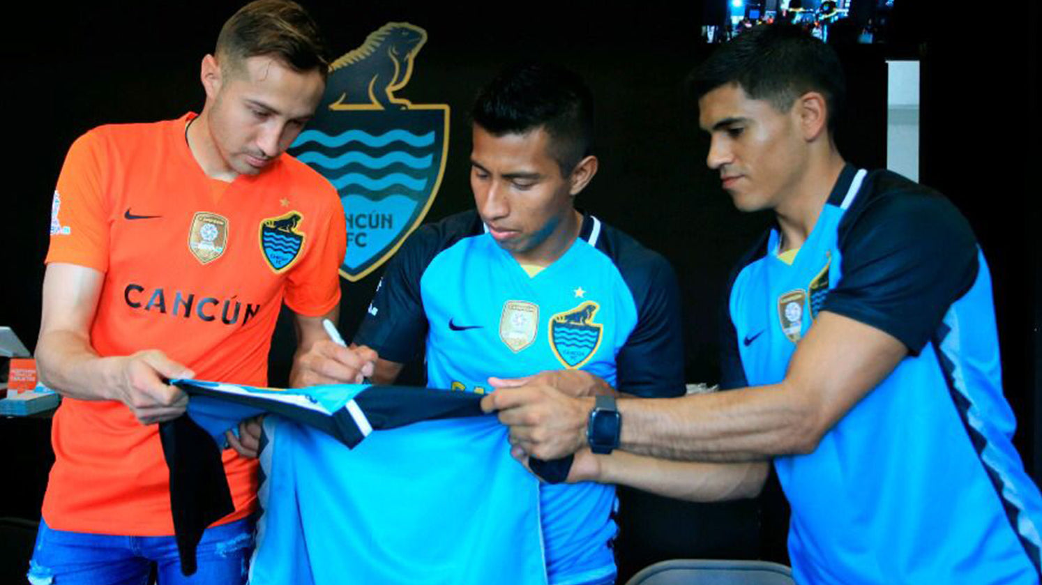 EL CAMPEÓN CONVIVE CON AFICIONADOS EN FIRMA DE AUTÓGRAFOS