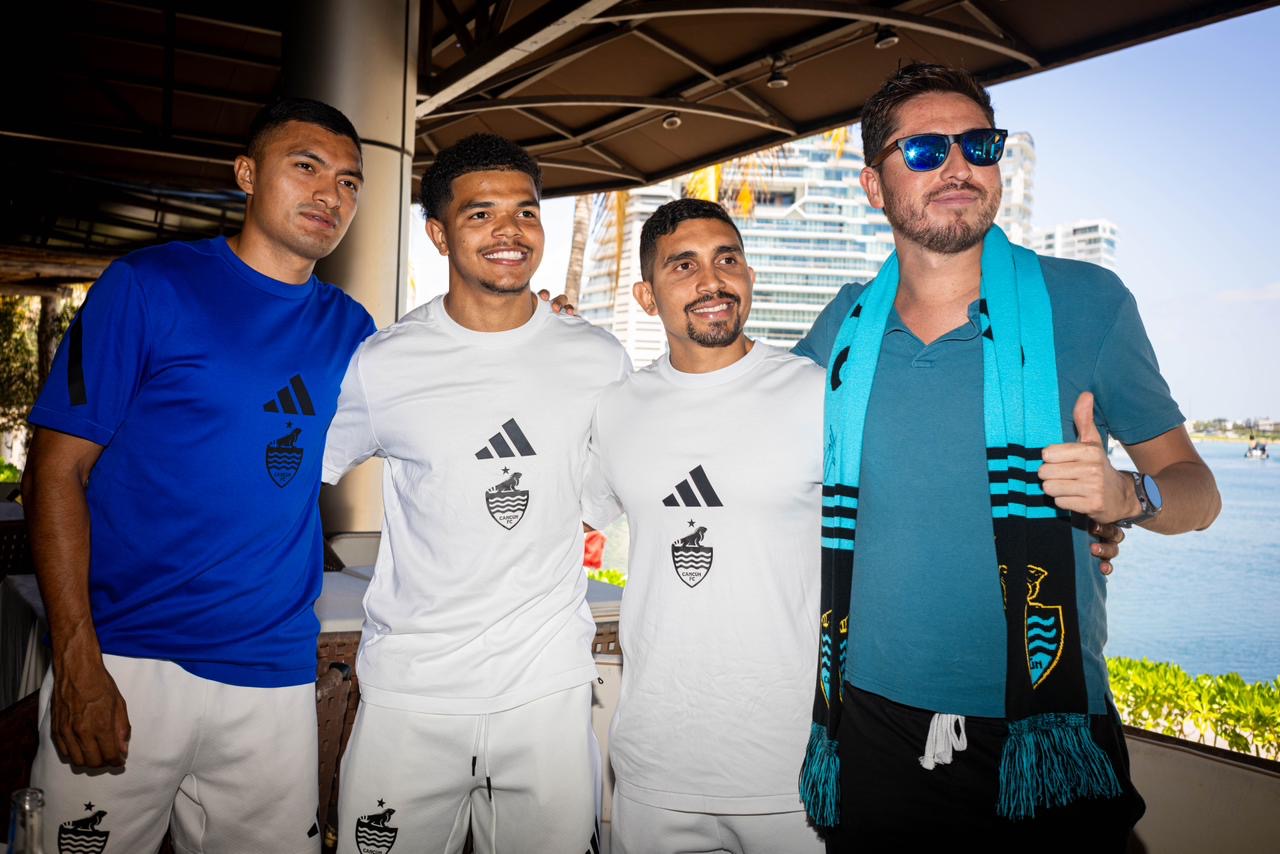 CANCÚN FC CAUTIVA A LA AFICIÓN EN FIRMA DE AUTÓGRAFOS EN MARINA PUERTO CANCÚN