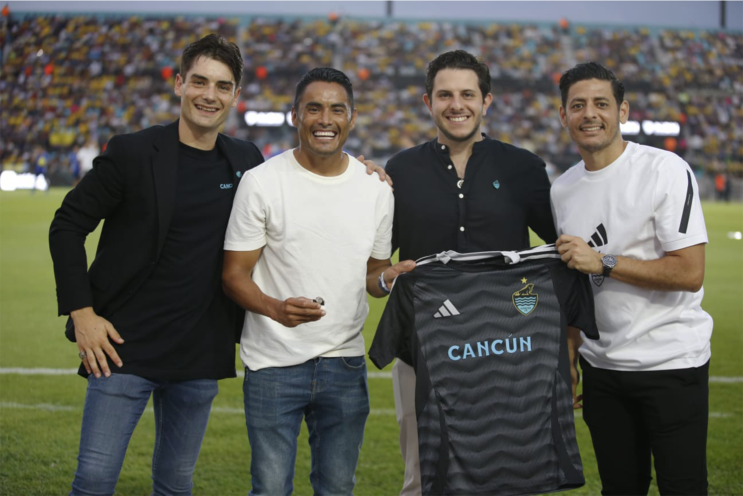 CANCÚN FC DISTINGUE A ‘GALLITO’ VÁZQUEZ CON ANILLO DE CAMPEÓN DE CAMPEONES