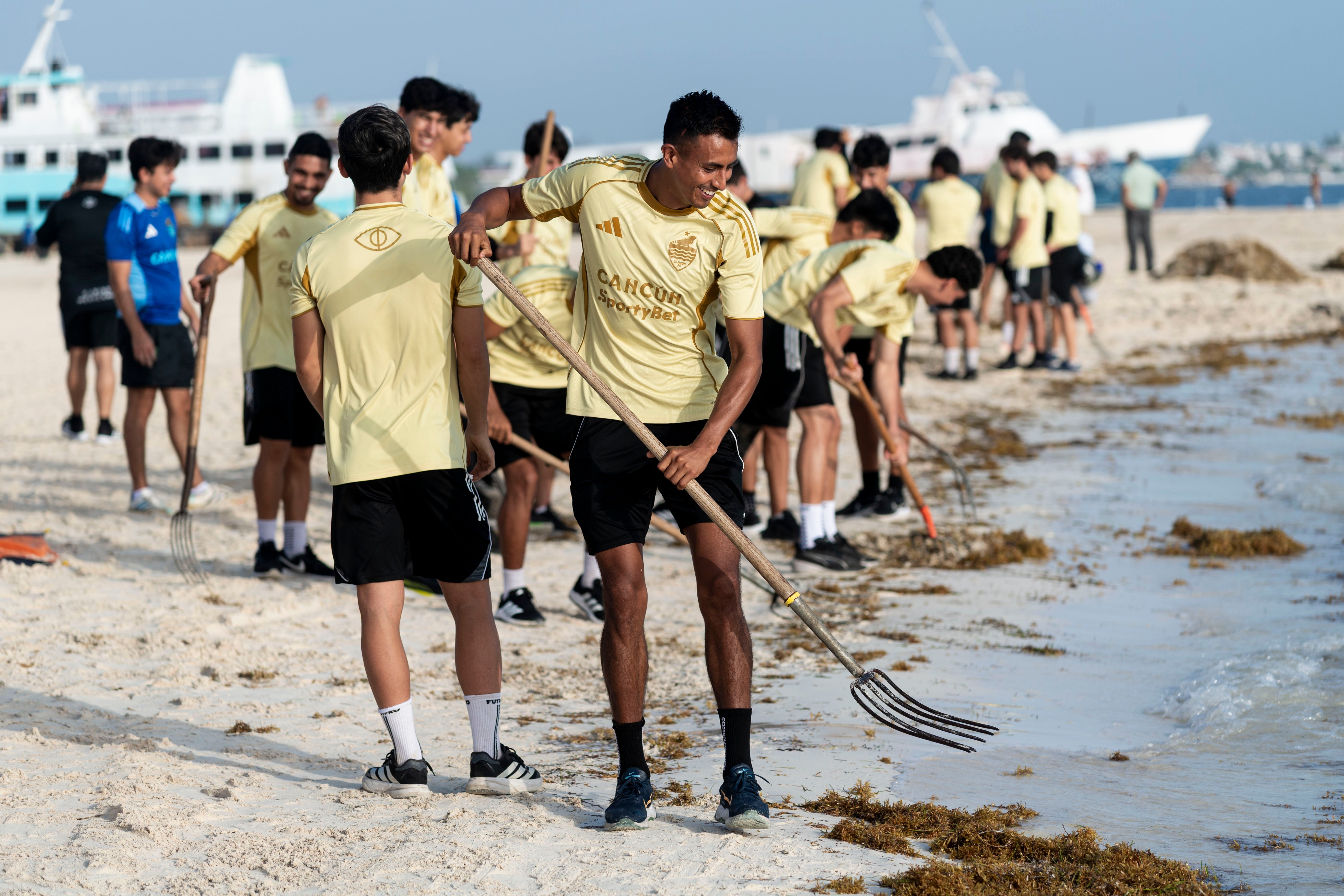 CANCÚN FC ‘JUEGA’ POR EL MEDIO AMBIENTE CON JORNADA DE LIMPIEZA EN PLAYA LANGOSTA