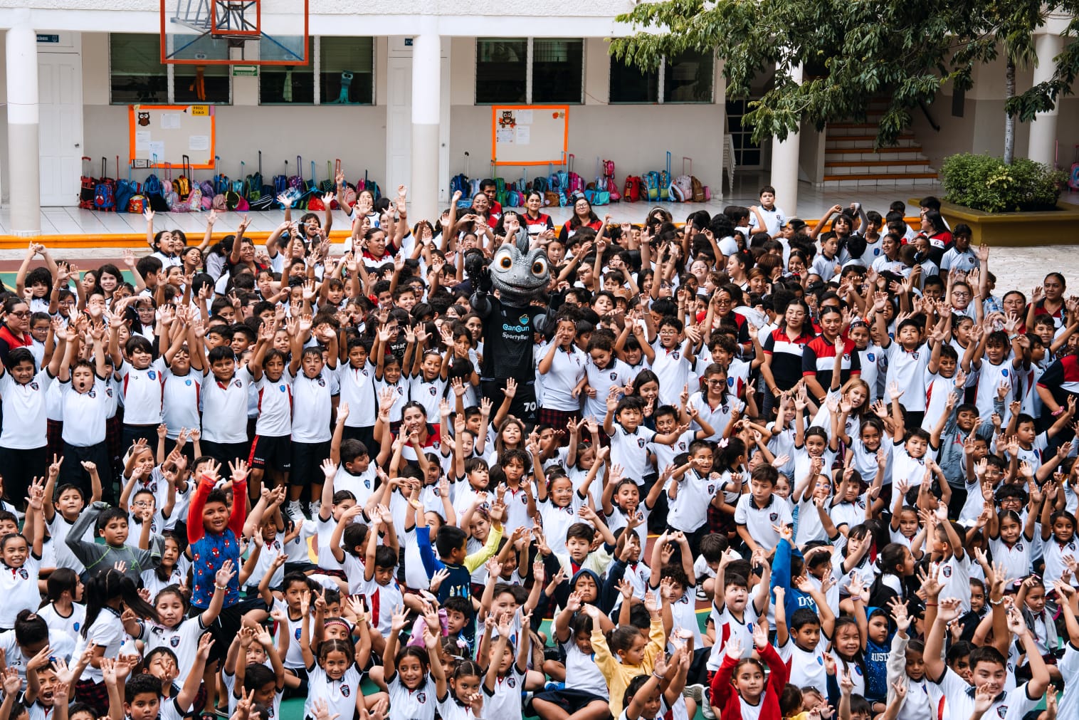 'TOLO' CAMBIA LA CANCHA POR LAS AULAS Y CONQUISTA CORAZONES EN EL COLEGIO BOSTON