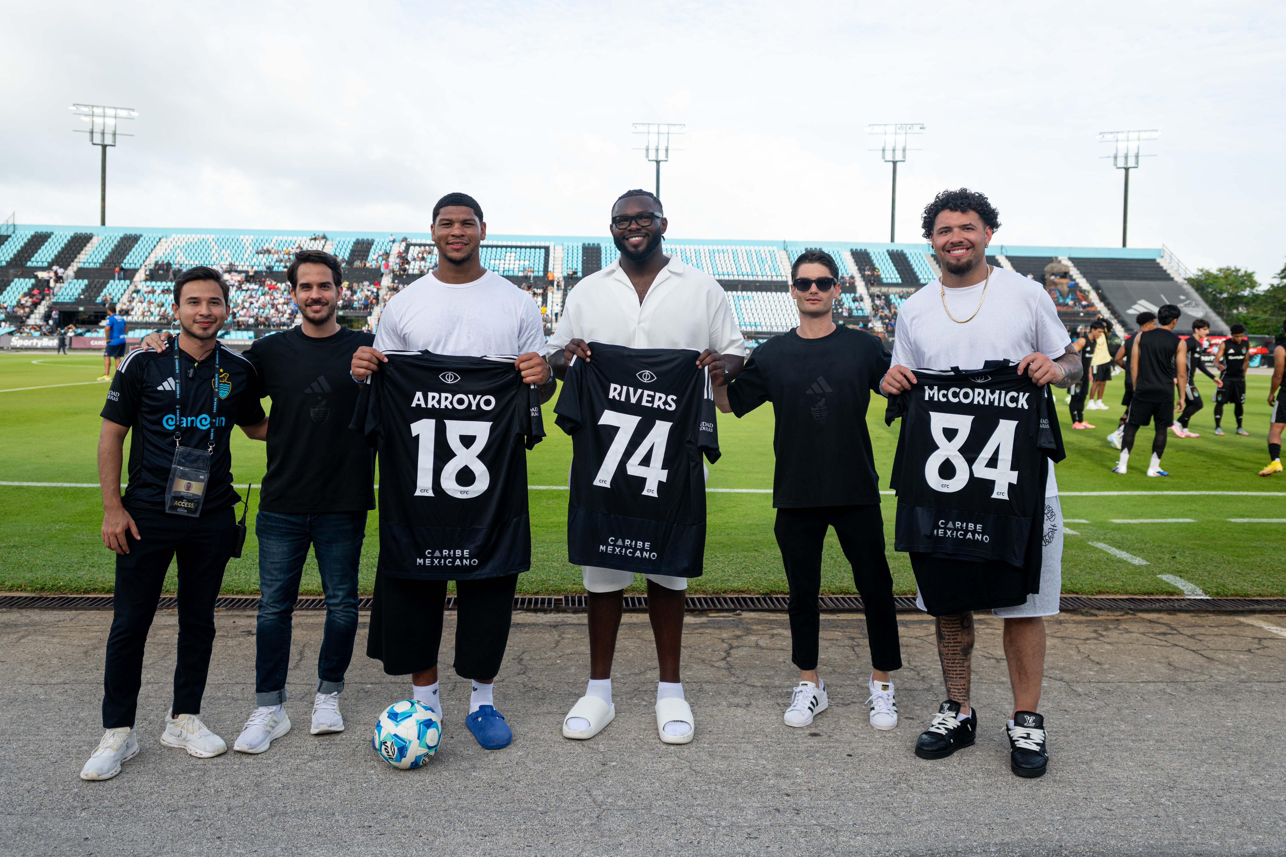 CANCÚN FC RECONOCE A ELIJAH ARROYO, ORGULLO CANCUNENSE Y CAMPEÓN DE LA NFL