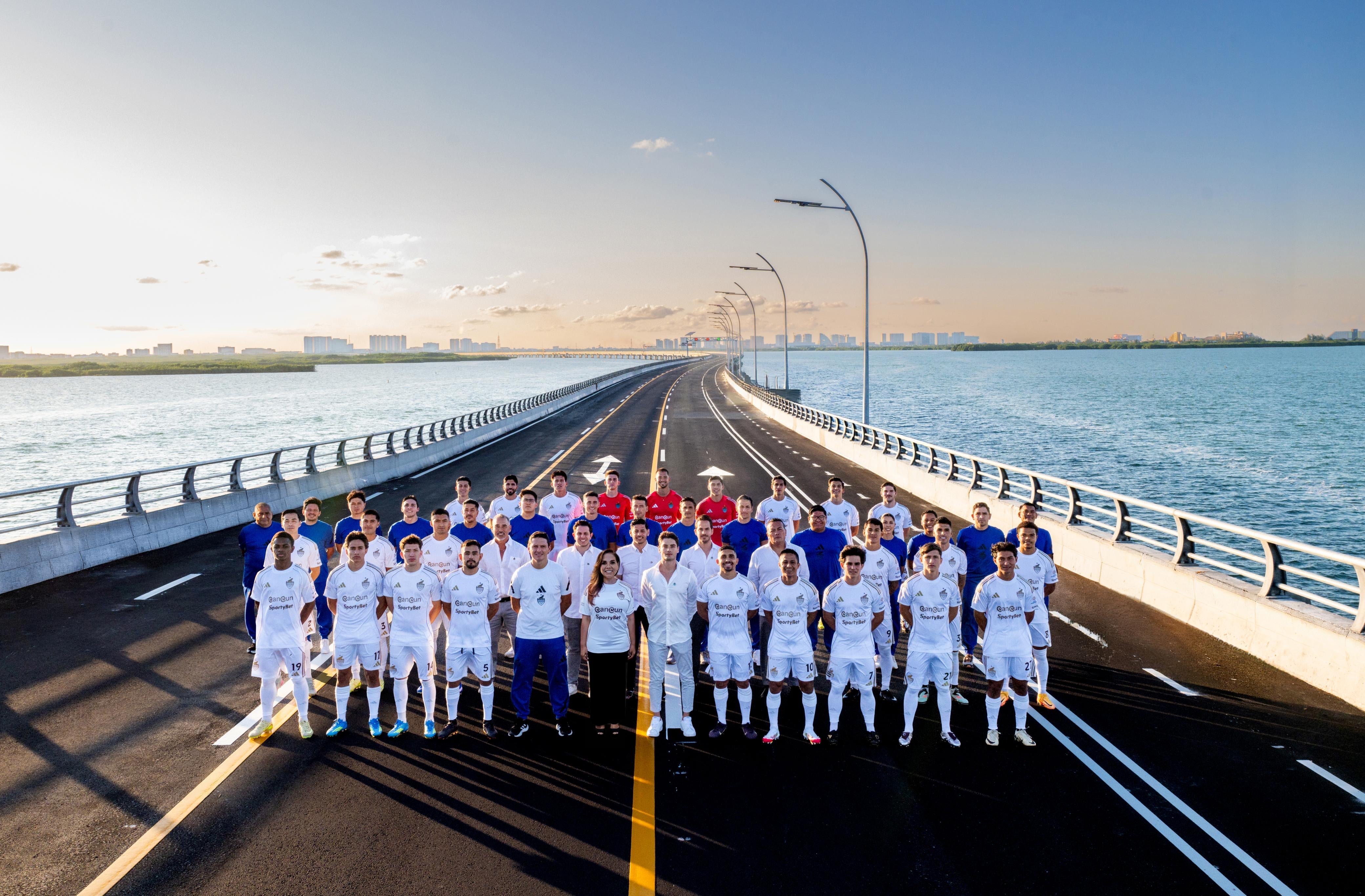 CANCÚN FC POSA PARA HISTÓRICA FOTO OFICIAL EN EL PUENTE NICHUPTÉ